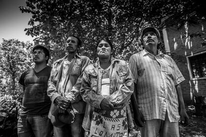 Gabriel Saravia (de la comunidad La Pantalla), Silverio Moreno (presidente de la asociación civil de La Pantalla), Rosa Zulema (del consejo consultivo de la comunidad Pampa del 20) y Amilcar Cano (delegado de la comunidad de Lote 47), en la sede de la Asociación para la Promoción de la Cultura y el