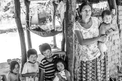 Nélida con alguno de sus hijos y nietos, en Teniente Fraga