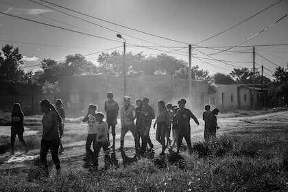 Los chicos se dirigen al Centro Barrial Enrique Angelelli
