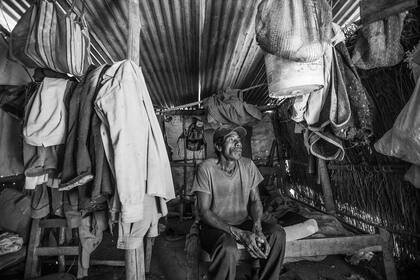 Reginaldo en el interior de su vivienda