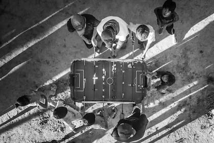 Un grupo de chicos juegan al metegol en el Centro Barrial Enrique Angelelli, en la localidad de Ingeniero Juárez, Formosa; un espacio de contención para chicos fundado por el padre Juani Rosasco