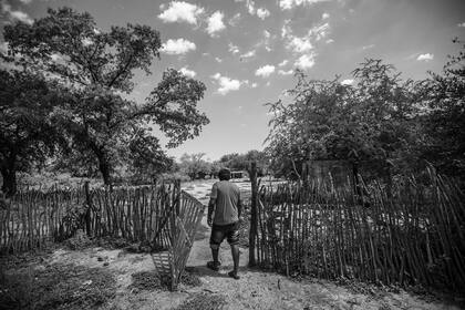 Carlos Méndez, referente de la comunidad de Teniente Fraga, se dirige hacia la laguna donde las familias juntan el agua; no tienen ningún tipo de servicio