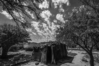 Adobe, paja y chapa, así son las casas de la comunidad de Teniente Fraga, como la de Reginaldo, uno de los vecinos