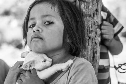 Araceli y su gatito, en la comunidad de Teniente Fraga