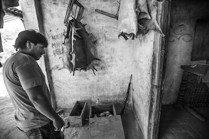 Carlos Méndez (34) en su casa de Teniente Fraga