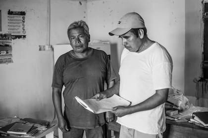 El agente sanitario Alejandro Ramírez junto a Daniel López, líder de la comunidad de Tres Pozos