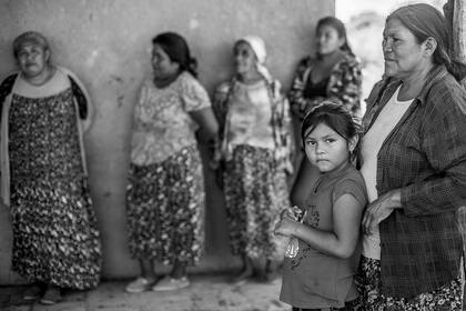Un grupo de mujeres y una nena de la comunidad de Tres Pozos