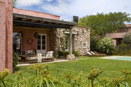 Con desde el comedor, el living y la suite principal, la galería se ambientó con camastros de hierro gastado (La Casita Albarellos) y una mesa ratona en hierro y madera (Alma Muebles).