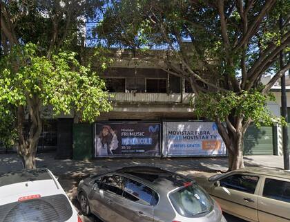 Con 10 m de frente por 28 m de fondo, este lote incluye una construcción de dos plantas