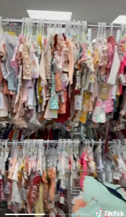 Con 100 dólares en Estados Unidos alcanza para mucha ropa de bebé