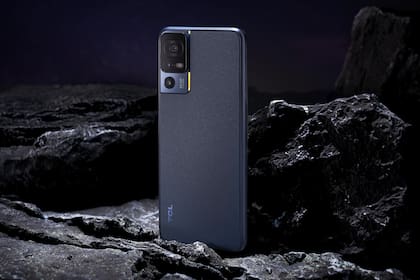 Con 128 o 256 GB de capacidad de almacenamiento, junto a 4 o 6 GB de memoria RAM, el TCL 40SE se convierte en una buena propuesta por su precio sugerido y los accesorios en caja