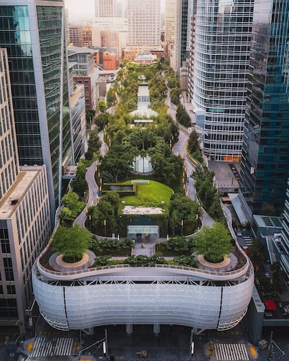 Con 13 ambientes botánicos y más de 16.000 plantas, Salesforce Park ha sido bien recibido por los residentes y turistas