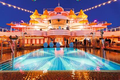 Con 1.508 camarotes, el Costa Fascinosa cuenta con cuatro piscinas, cinco jacuzzis, un tobogán acuático, ocho restaurantes y nueve bares.