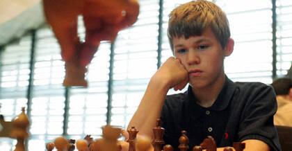 Con 16 años y dos meses, el pequeño Carlsen llegó a ser el gran maestro más joven del circuito de ajedrez, un récord que mantiene