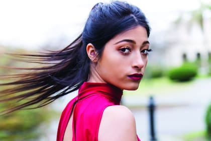 Con 17 recién cumplidos, piensa estudiar diseño y retomar las clases de canto. “No siento ninguna presión por seguir los pasos de mamá o mi hermana, y eso me ayuda a tomar mis decisiones”, cuenta.