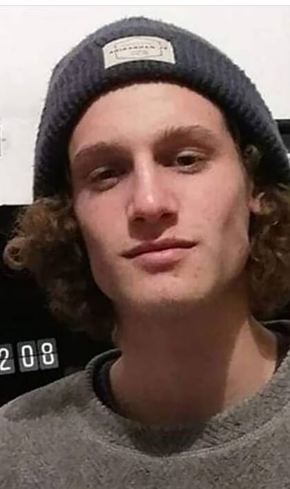 Con 19 años, Ezequiel Salgado, nieto de Olga Naum, era el baterista de la banda