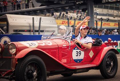 Charles Leclerc con la ropa de Alfa Romeo, escudería con la que se estrenó en la Fórmula 1: como Franco Colapinto, el monegasco cosechó sus primeros puntos en el circuito de Bakú