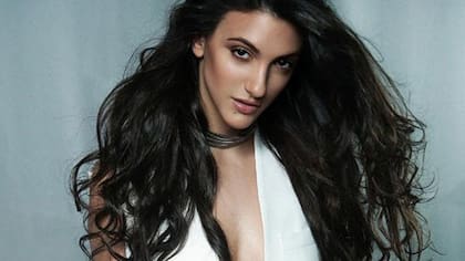 Con 23 años, Josefina conquistó a Cabré desde el escenario