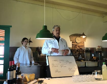 Pioneros argentinos crean un queso único premiado en el mundo 23 Con 40 años de elaboración de quesos y, luego de tres décadas (34) de fundar Santa Águeda, Zurro sabe que la demanda sigue en alza