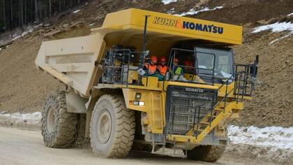 Con 45 toneladas de peso, el e-Dumper es un camión minero Komatsu modificado con un enorme batería equivalente a la energía que ofrecen siete autos Tesla