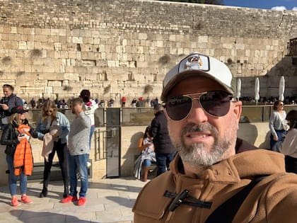 Con 46 años, Leo Biagini en un viaje a Israel, la tierra de su pareja