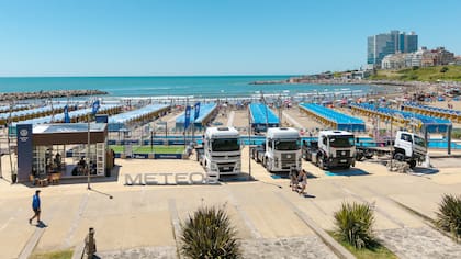 Con 500 metros cuadrados y vista directa al mar, el espacio se integra a la dinámica de Playa Varese durante toda la temporada.