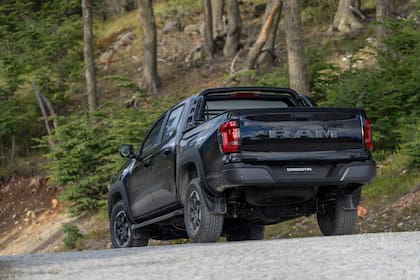 Con 5,35 metros de largo y 228 mm de despeje, la Dakota muestra presencia en ruta y capacidad en caminos difíciles.