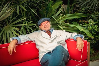 Con 67 años, Mallmann es uno de los chef más reconocidos en Sudamérica por su extensa trayectoria, pero también por sus libros publicados, sus programas de televisión en los que cocina en el medio de la naturaleza y su apodo del “rey del fuego” 
