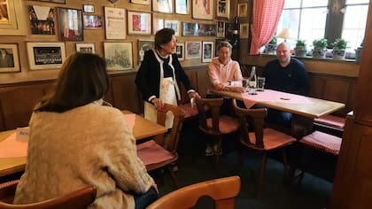 Con 88 años, Inge todavía está a cargo de su restaurante y vinoteca. Ella se encarga de los pedidos y hasta de cocinar si hace falta