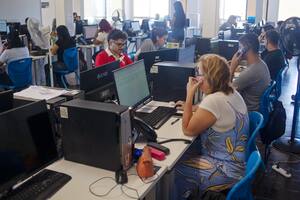 Con acceso online a las agendas de turnos de atención ambulatoria y prácticas médicas de toda la red de hospitales y centros de salud porteños, el equipo de Experiencia Ciudadana en Salud de la Ciudad dan respuesta a los 5000 porteños que, por día, no consiguen en el primer intento una cita con un profesional en los distintos niveles de atención