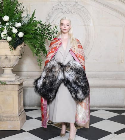 Con acento argentino, también Annya Taylor Joy asistió al desfile de Alta Costura de Dior
