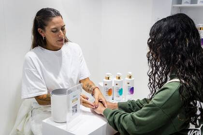 Con activos de grado facial como ácido hialurónico y niacinamida, los nuevos serums corporales de Dove tienen una textura súper ligera.