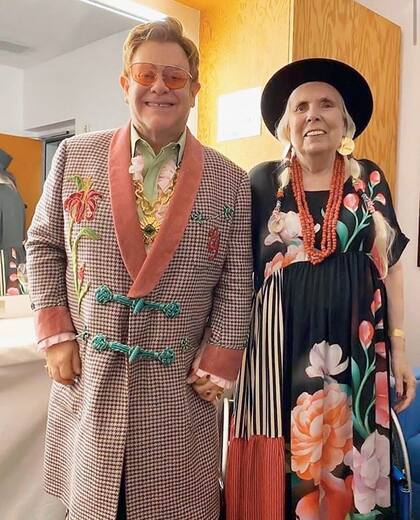 Con ADN baby boomer: Elton John y Joni Mitchell, dos grandes exponentes del estilo con alma juvenil