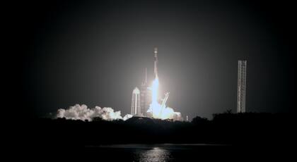 Con "Adsum" del artista Kac a bordo, el módulo de aterrizaje Blue Ghost fue lanzado en un cohete Falcon 9 de SpaceX desde Cabo Cañaveral