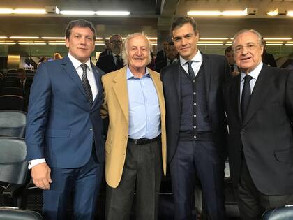 Con Alejandro Domínguez, Pedro Sánchez y Florentino Pérez, presidentes de la Conmebol, España y el Real Madrid, respectivamente, en la final entre River y Boca en Madrid
