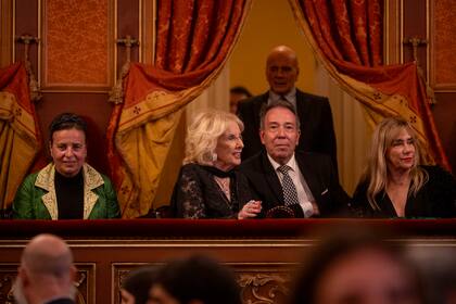 Con Alejandro Veroutis, Silvia Naishtat y en compañía de su hija, Marcela Tinayre, Mirtha Legrand siguió atenta el repertorio de la orquesta