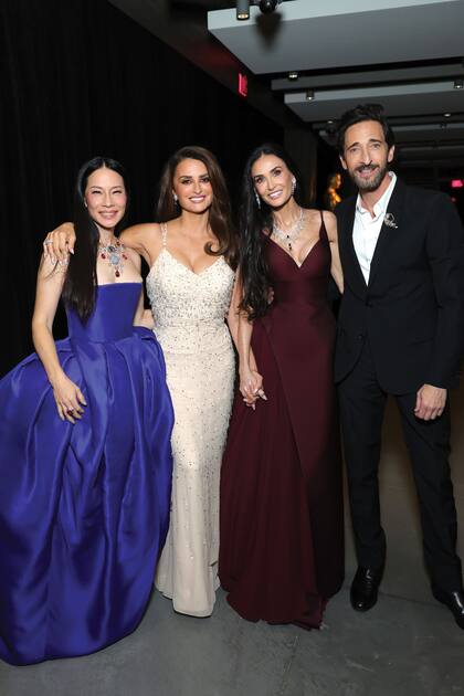 con algunos de los colegas que la saludaron por el Icon Award que recibió en la
gala: Lucy Liu, Demi Moore y Adrien Brody