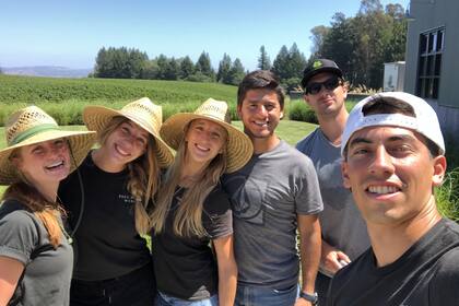 Con algunos de sus compañeros de trabajo, oriundos de Alemania, Italia, Argentina y Estados Unidos.