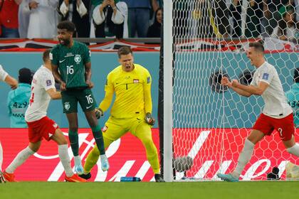 Con alma y vida, Szczesny festeja la doble tapada: penal y bombazo