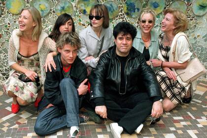 Con Almodóvar durante la promoción de la película Todo sobre mi madre, junto a Cecila Roth, Candela Pena, Antonia Sanjuan, Rosa María Sardà, Marisa Paredes, Eloy Azorin y el director