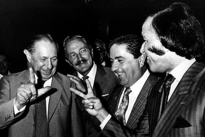 Con Álvaro Alsogaray, durante la campaña de 1989, cuando nadie imaginaba que poco después terminarían aliados. Los mira Duhalde