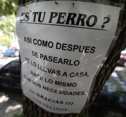 Con amabilidad, algunos carteles piden que los dueños de los perros cuiden el barrio