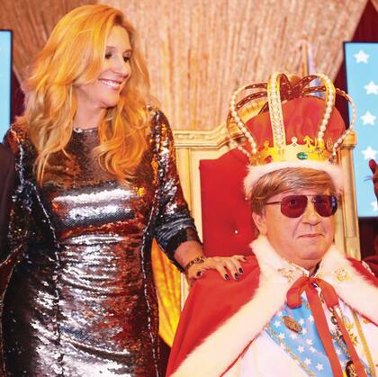 Con Amalia Amoedo, una de sus mecenas, que lo coronó rey de Larenland y organizó una retrospectiva de su obra en el Museo Fortabat