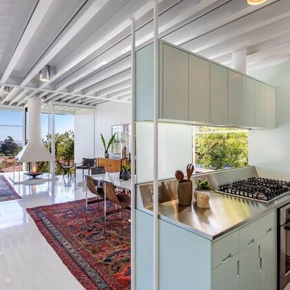 Con ambientes integrados, la casa tiene forma de L y unos 200 metros cuadrados repartidos en una sola planta, con tres dormitorios y dos baños, además de la pileta y el sauna