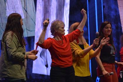 "Con amigas artistas, todas mayores de 50, 60, empezamos a hacer performances sobre el deseo y tenemos una banda de karaoke, por eso en la charla de TEDx terminamos cantando Resistiré arriba del escenario".