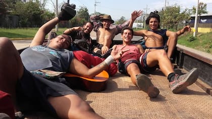 Con amigos que se hizo durante su viaje (Foto: Gentileza Jerónimo Weich)