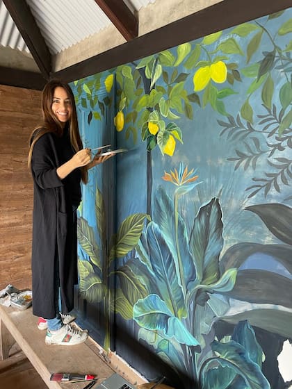 Con andamios, alcanzó los rincones más altos de la pared.