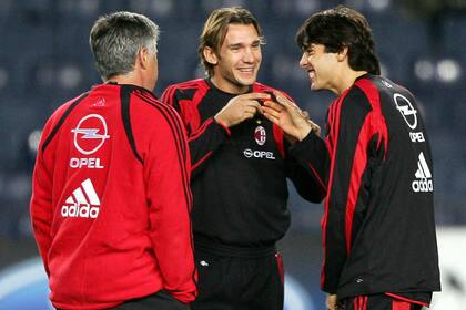 Con Andriy Shevchenko y Kaká, dos de las figuras del Milan campeón del calcio en 2004