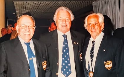 Con Ángel Guastella y el Cabo Alberto Camardón, entrenadores de los Pumas del 65, homenajeados por la UAR durante su presidencia