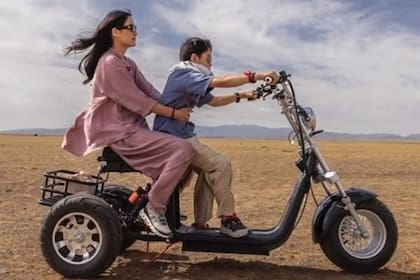 Con anteojos y zapatillas, con su hijo mayor, el príncipe heredero, en unas fotos divertidas que se tomaron en familia en el desierto de Gobi, después de una visita de ocho días que toda la familia real hizo a Mongolia, en 2024.
